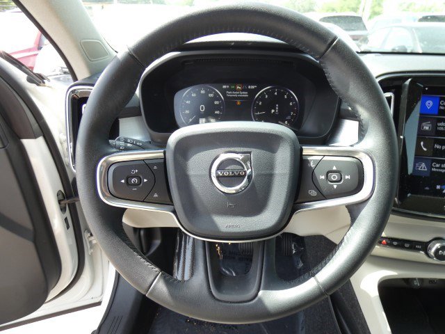 Used 2020 Volvo XC40 T4 Momentum image 26