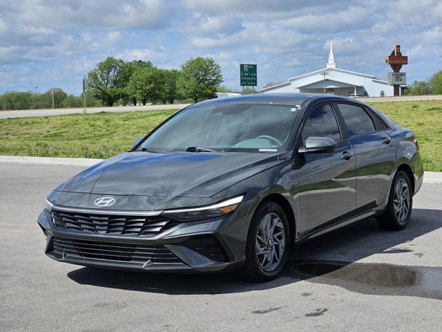 Used 2024 Hyundai Elantra SEL image 3