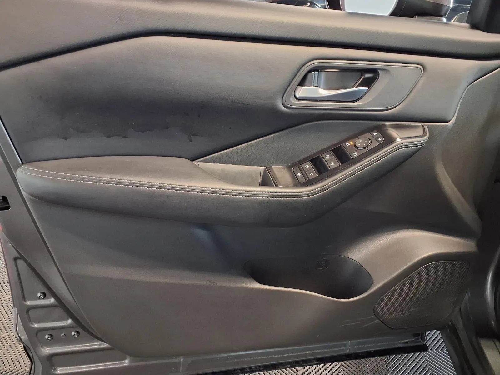 Used 2025 Nissan Rogue SV AWD/4WD image 18