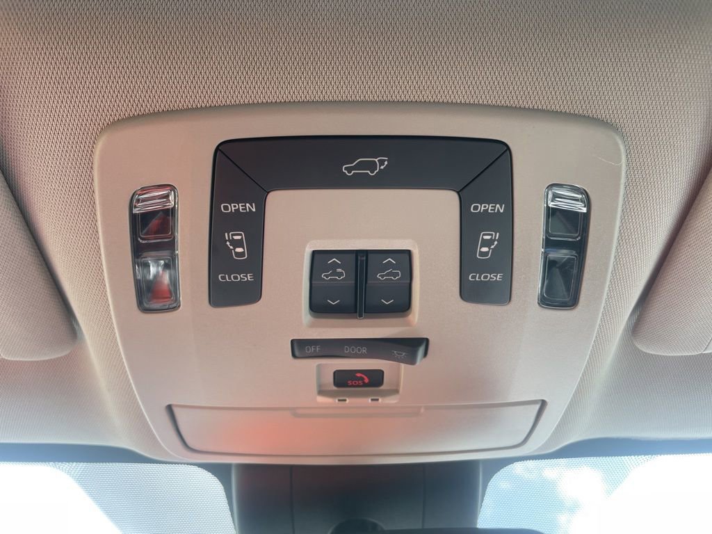 Used 2025 Toyota Sienna XLE image 24