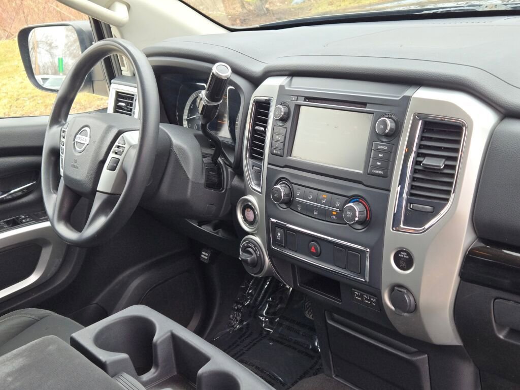 Used 2019 Nissan Titan SV image 8