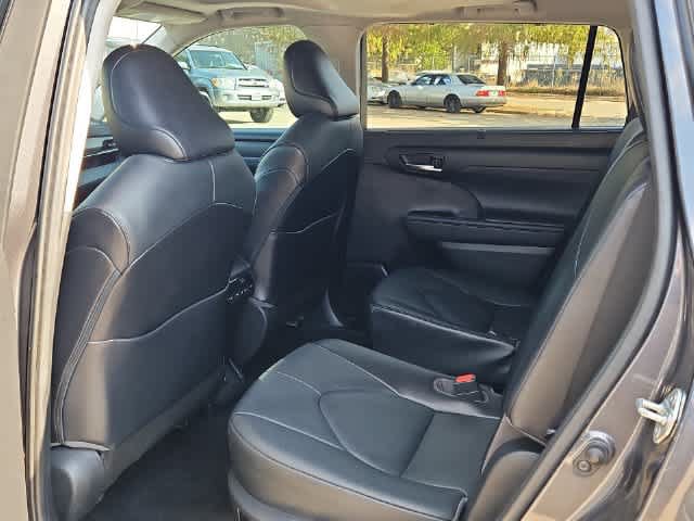 Used 2021 Toyota Highlander XLE FWD image 17