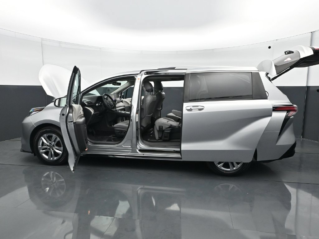 Used 2024 Toyota Sienna Limited AWD/4WD image 32