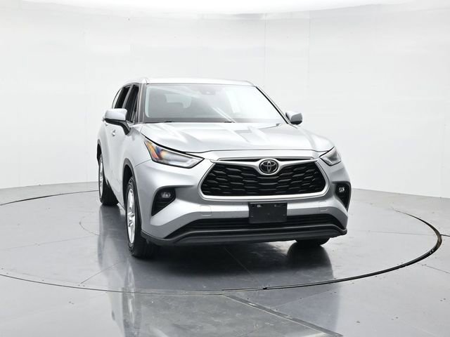 Used 2024 Toyota Highlander LE FWD image 4