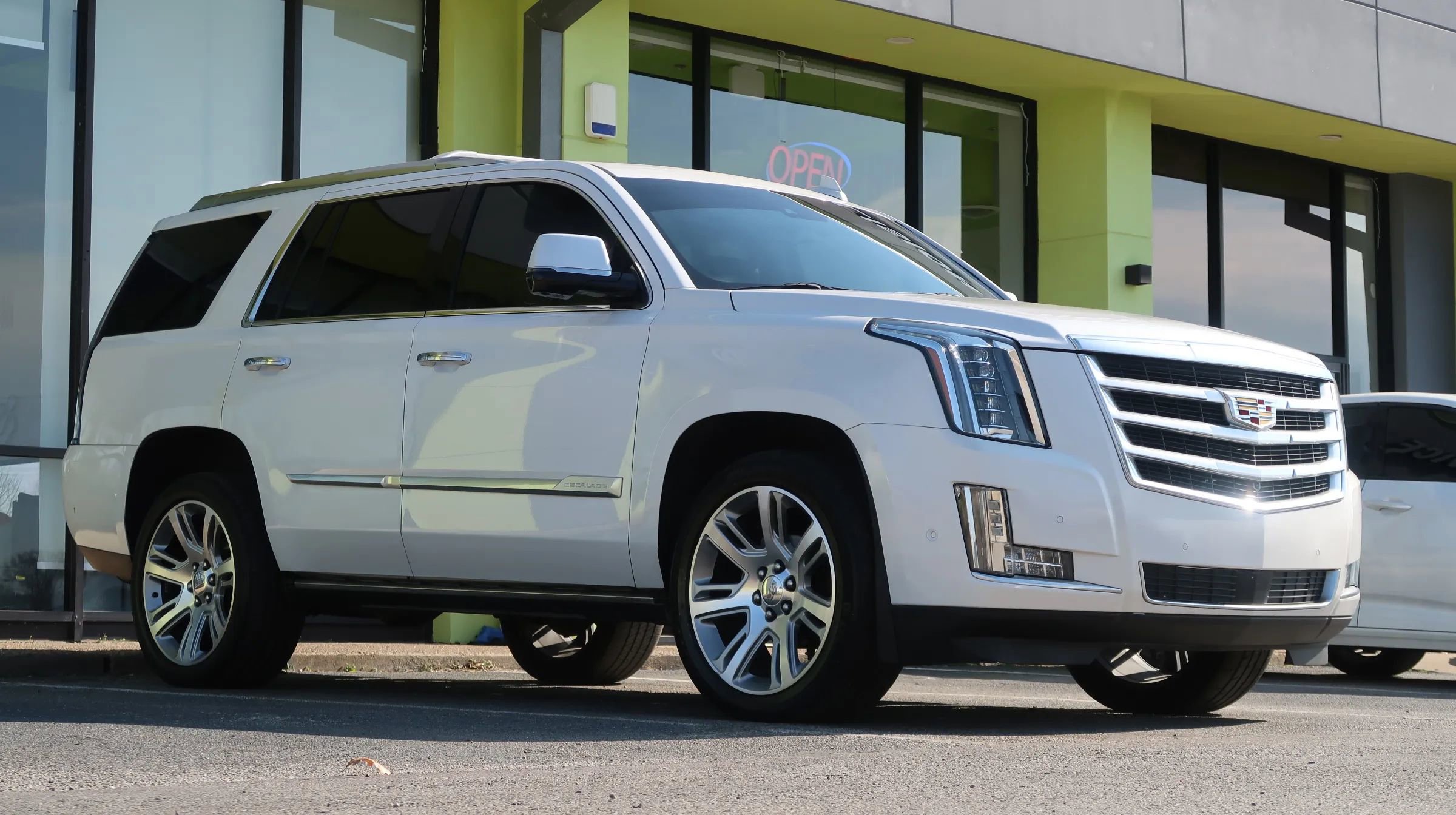 Used 2018 Cadillac Escalade Premium Luxury AWD/4WD image 6