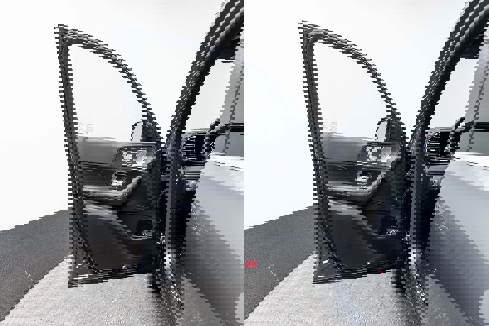 Used 2025 Mercedes-Benz GLE 450e 4MATIC w/ Driver Assistance Package image 23