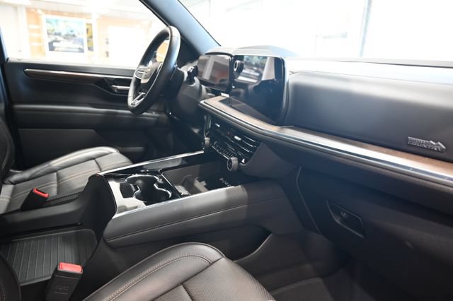Used 2025 Chevrolet Suburban High Country AWD/4WD image 16
