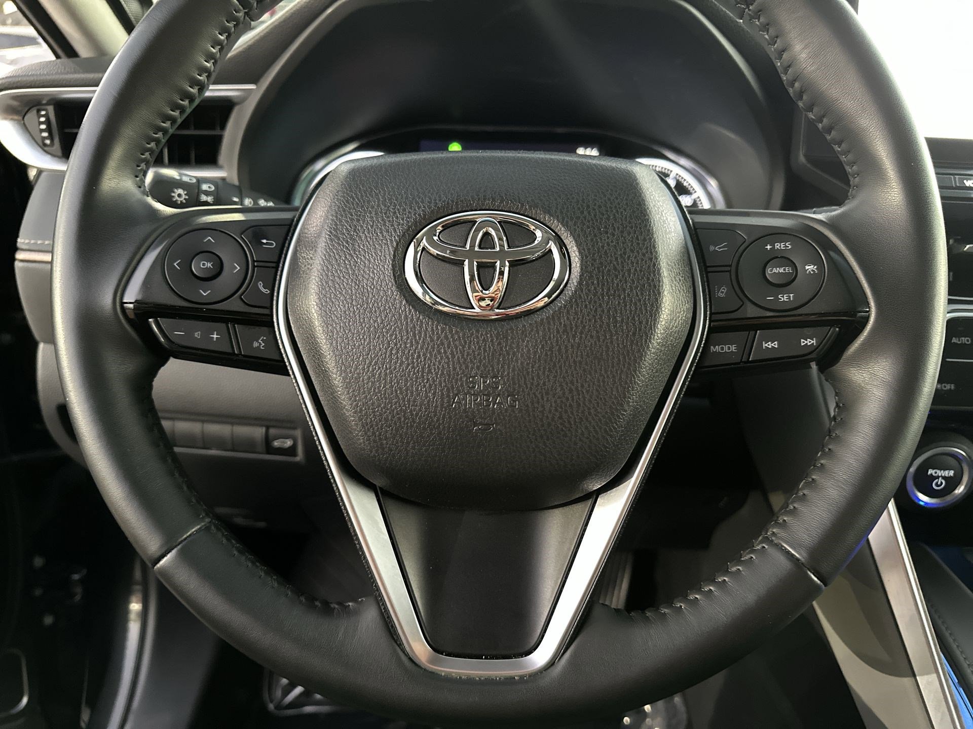 Used 2024 Toyota Venza XLE image 11