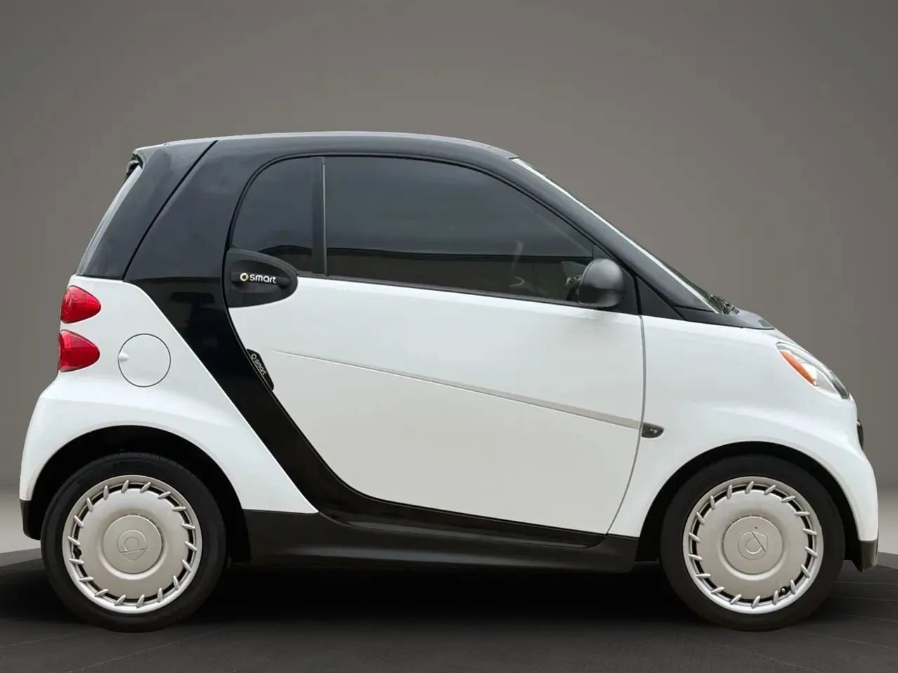 Used 2015 smart fortwo passion image 2