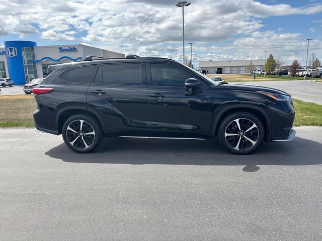Used 2022 Toyota Highlander XSE AWD/4WD image 2
