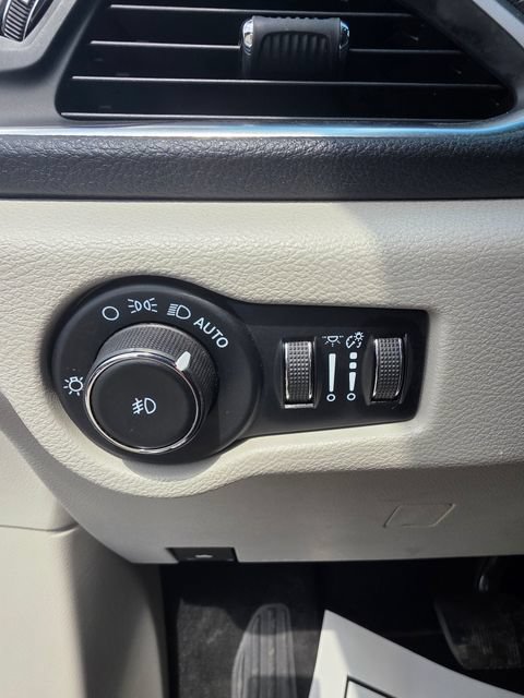 Used 2023 Chrysler Pacifica Limited FWD image 21