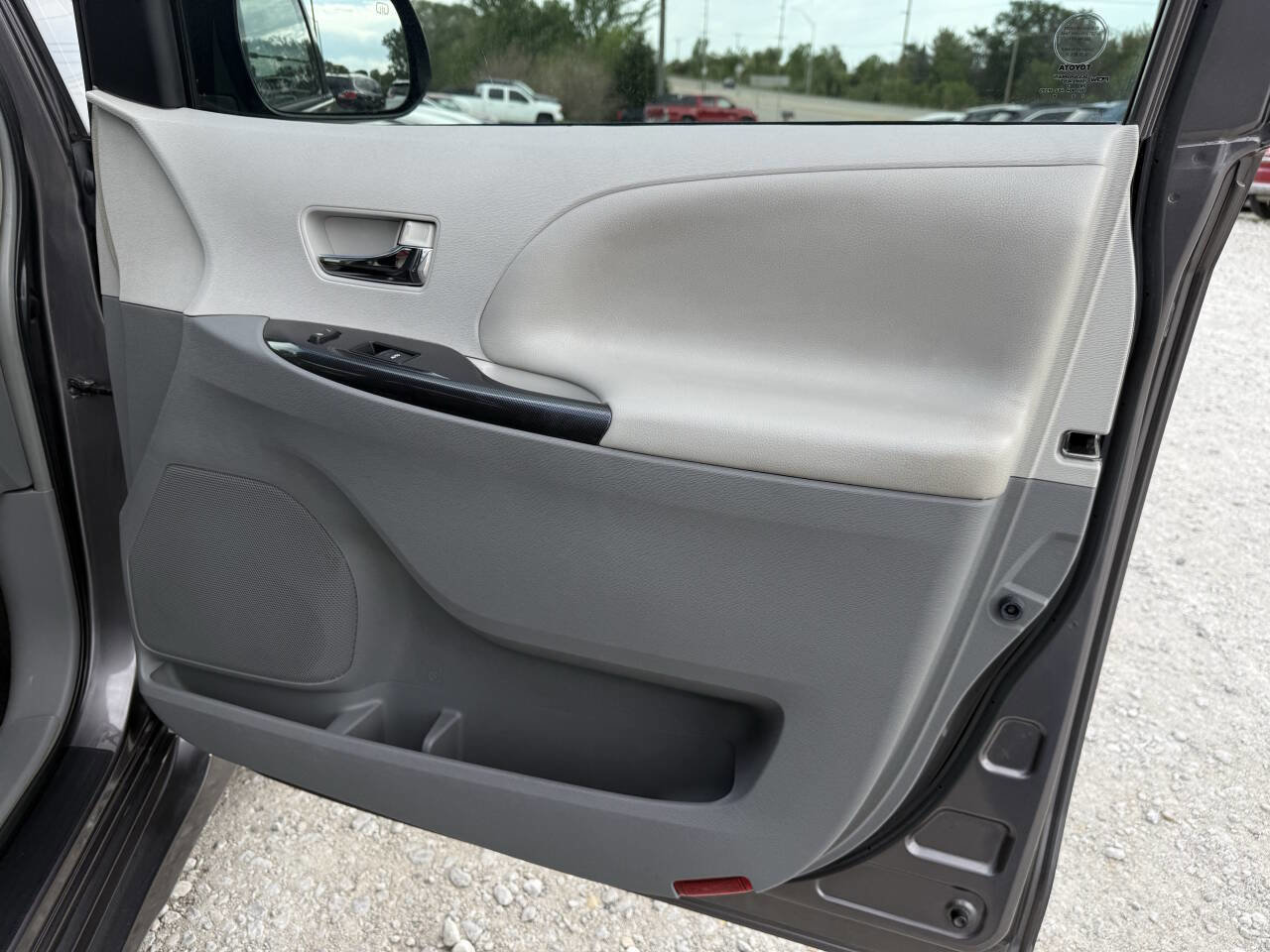Used 2014 Toyota Sienna SE FWD image 15