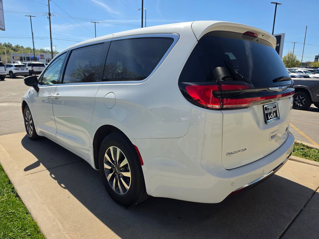 Used 2023 Chrysler Pacifica Touring-L image 7