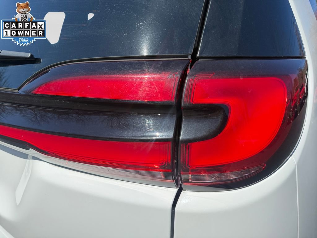 Used 2025 Chrysler Pacifica Limited image 21