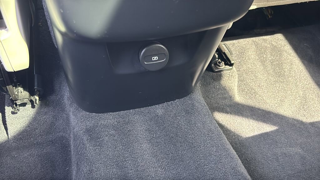 Used 2022 Volvo XC90 T5 Momentum w/ Climate Package image 10