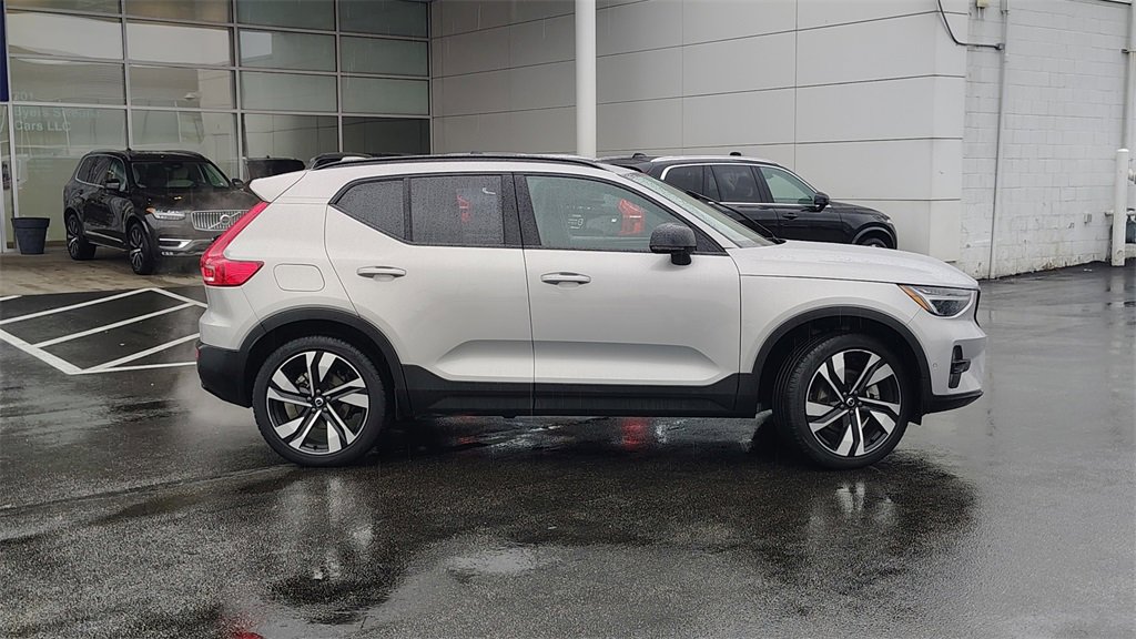 Certified 2025 Volvo XC40 B5 Plus image 2