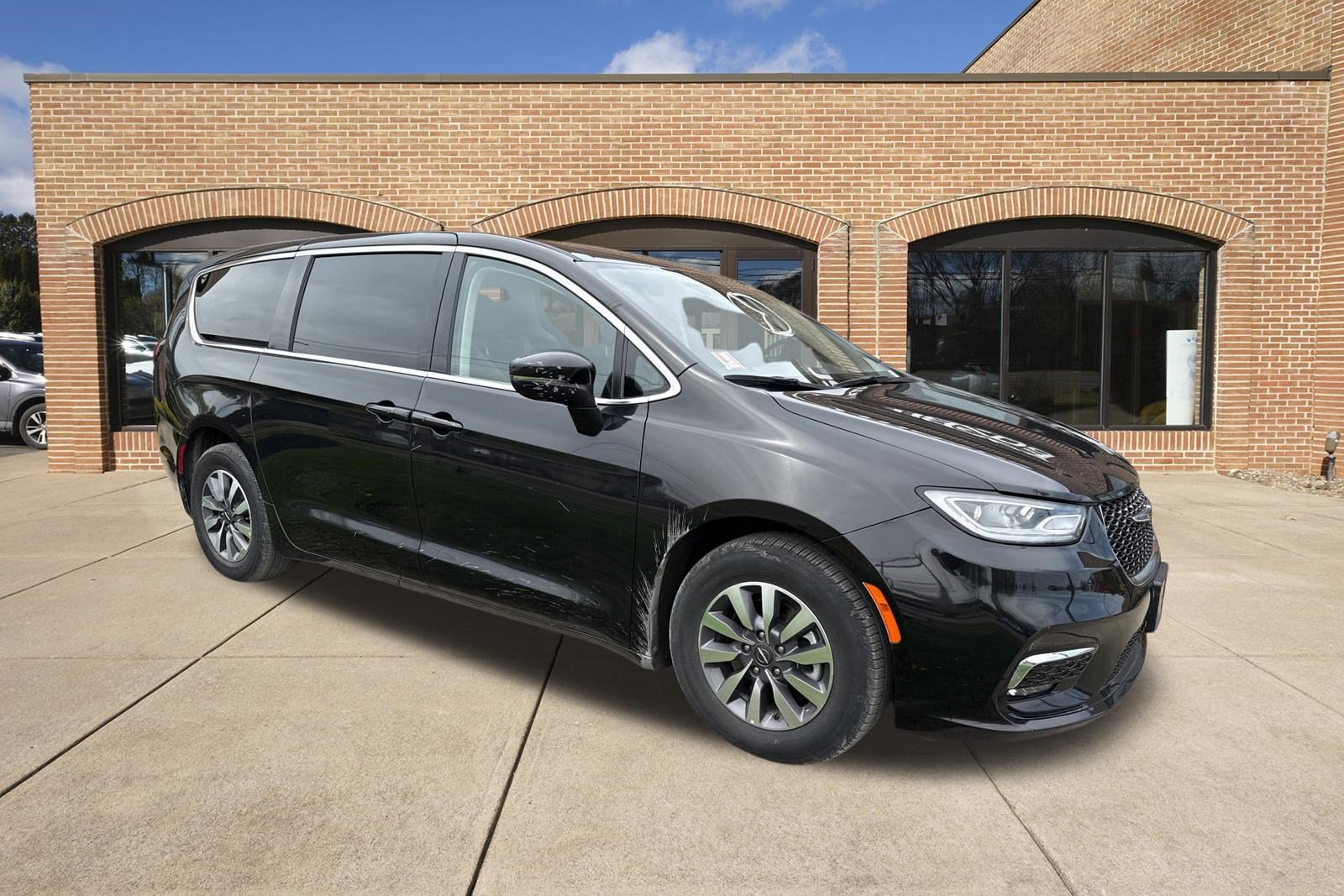 Used 2023 Chrysler Pacifica Touring-L
