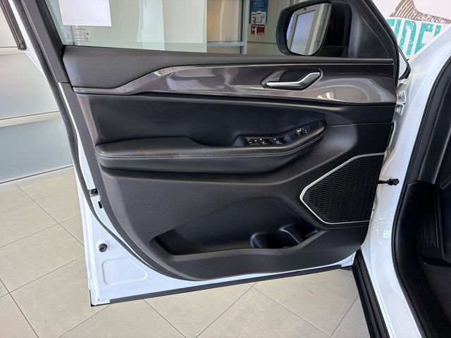 Used 2021 Jeep Grand Cherokee L Laredo w/ Luxury Tech Group I RWD image 12