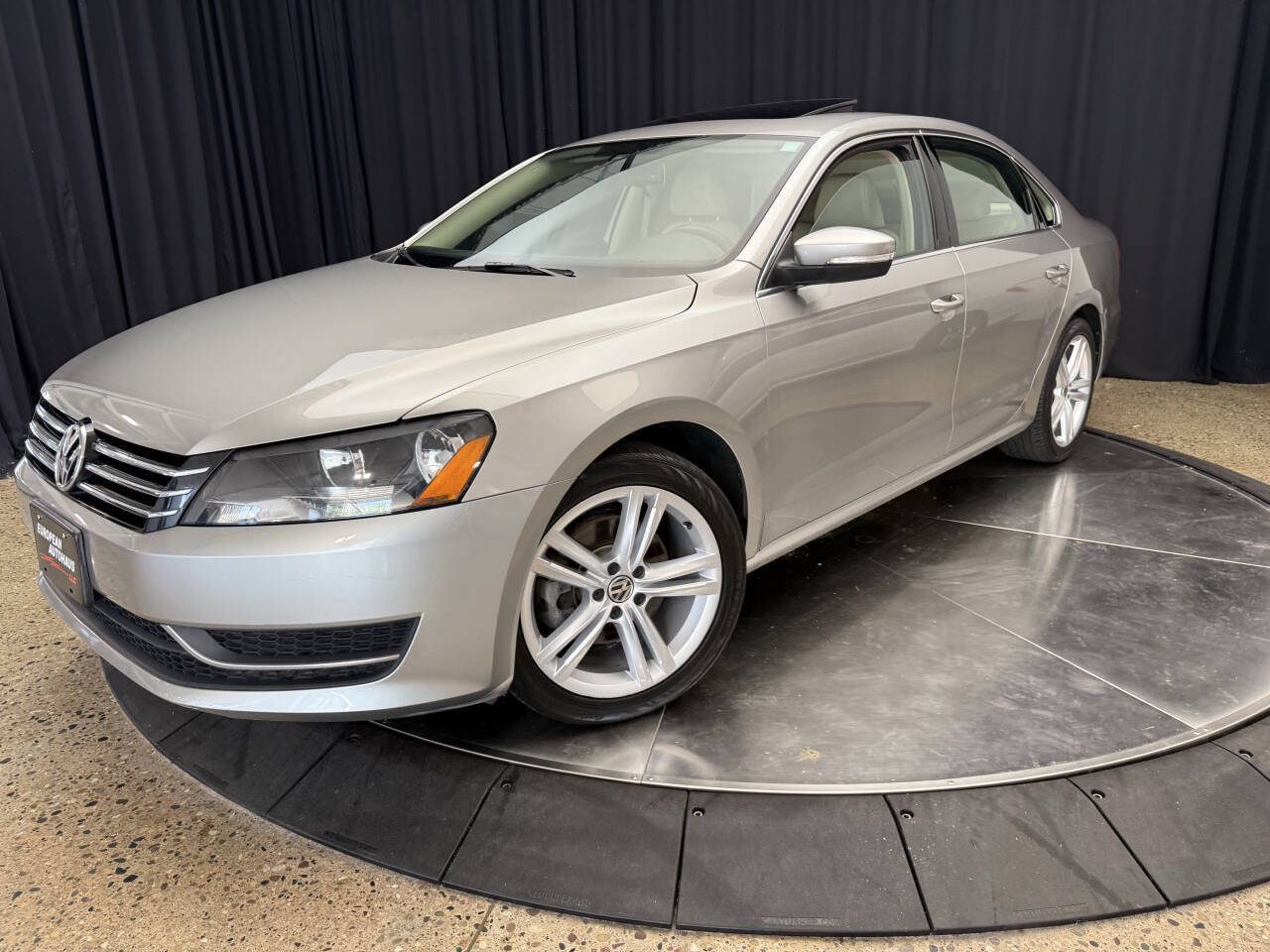 Used 2014 Volkswagen Passat 1.8T SE FWD image 2