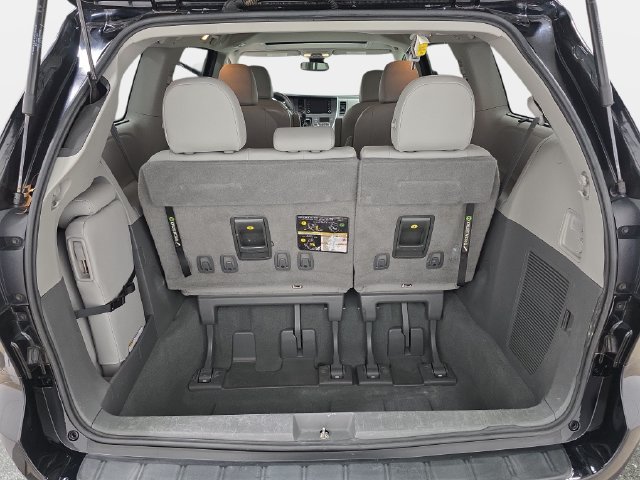 Certified 2020 Toyota Sienna XLE w/ XLE Navigation Package FWD image 32