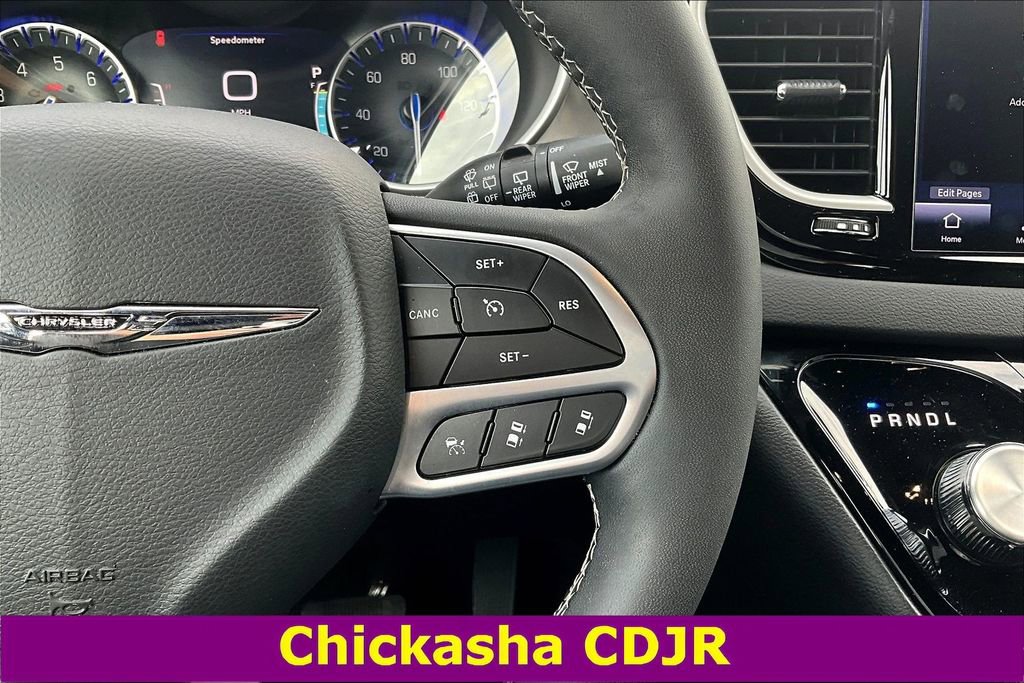 Used 2025 Chrysler Pacifica Select image 12