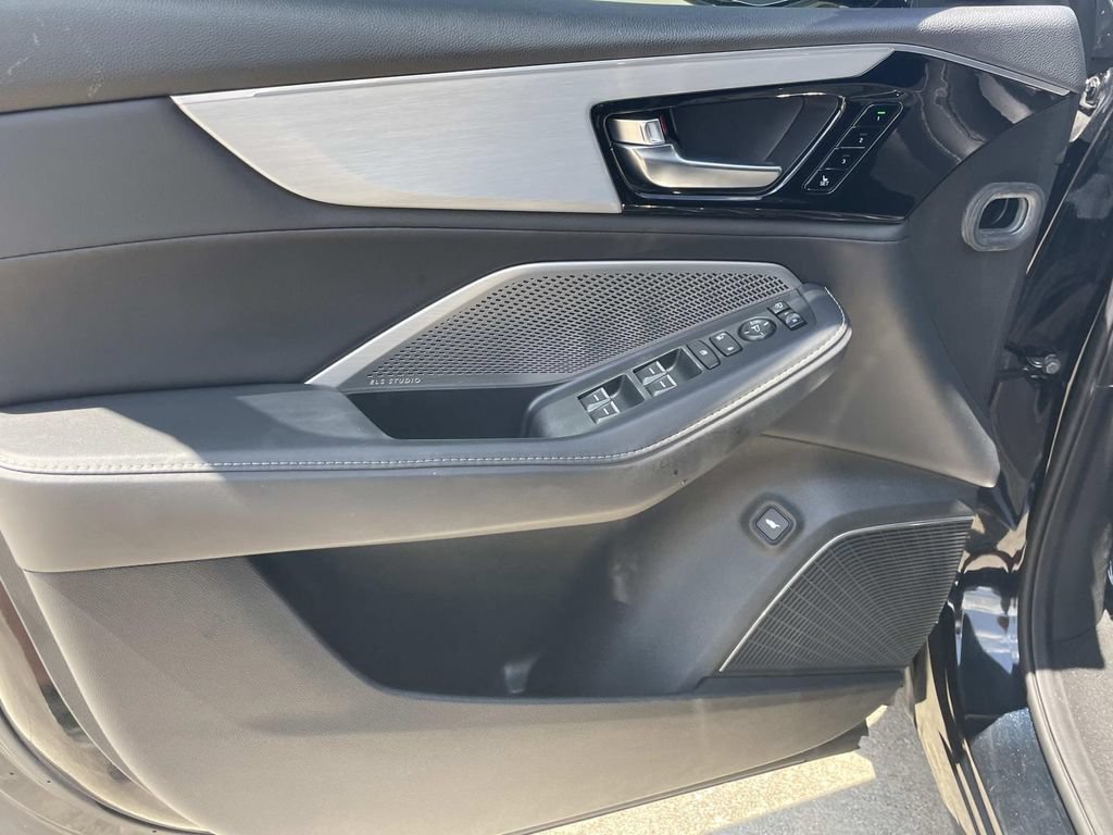 Used 2023 Acura MDX w/ Technology Package FWD image 12