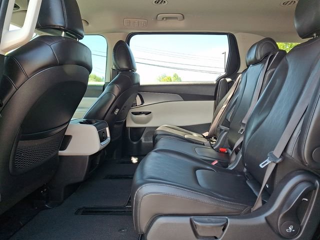 Used 2023 Kia Carnival LX FWD image 12
