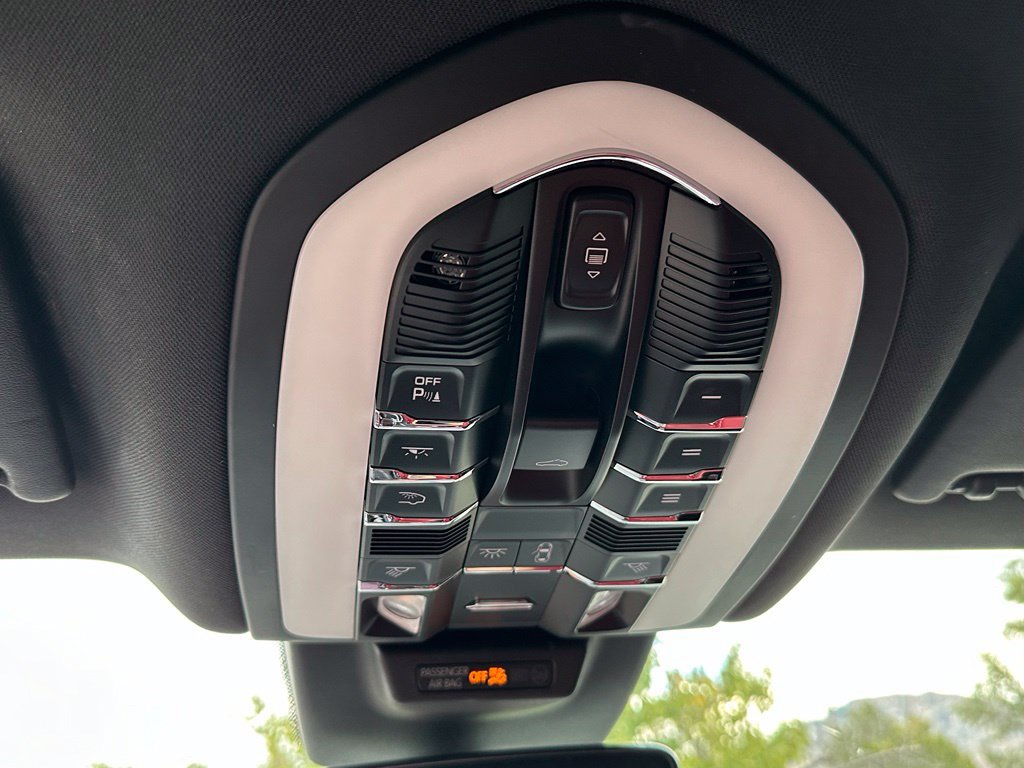 Used 2023 Porsche Macan AWD/4WD image 35
