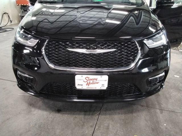 Used 2024 Chrysler Pacifica Touring-L image 14