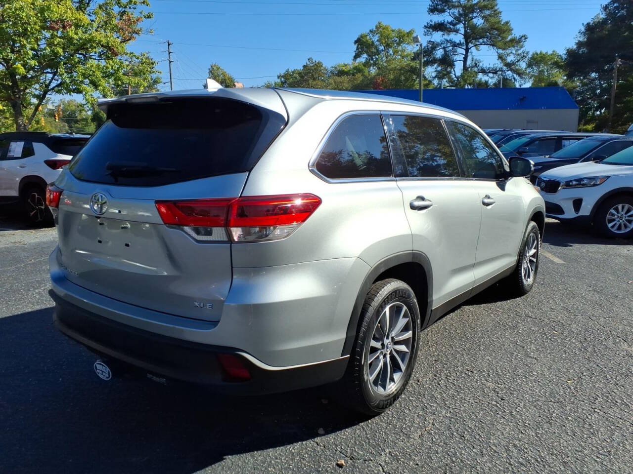 Used 2019 Toyota Highlander XLE FWD image 3
