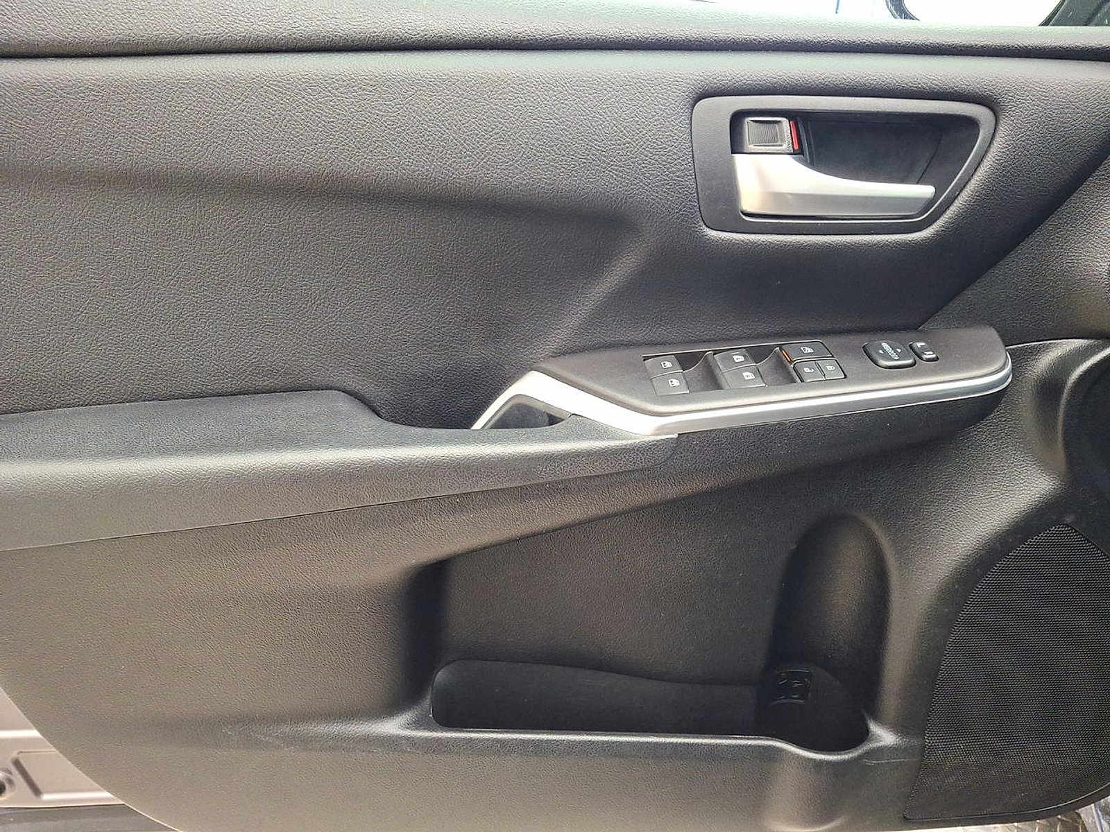 Used 2017 Toyota Camry SE w/ Moonroof Package image 10