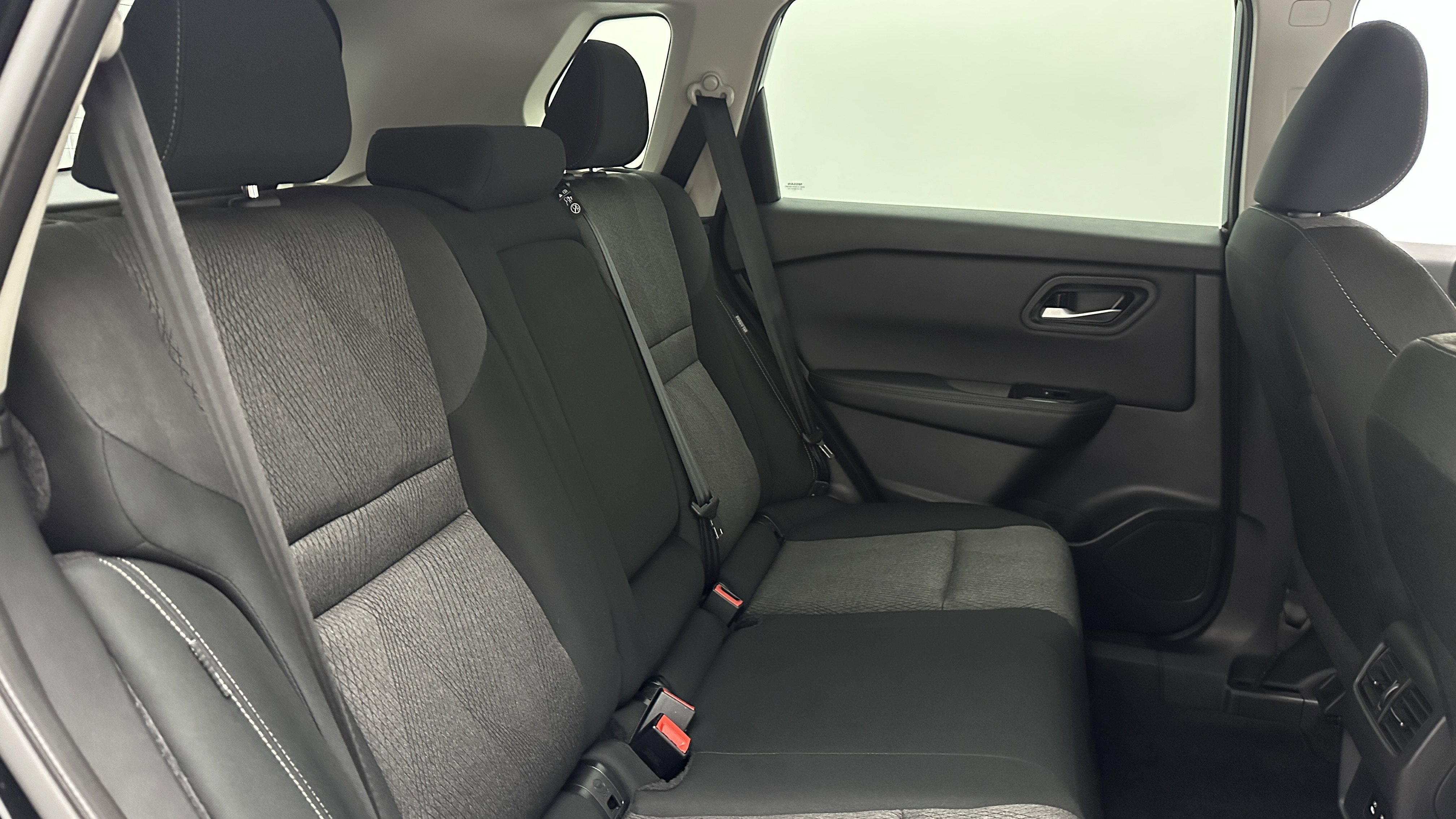 Used 2025 Nissan Rogue SV image 32