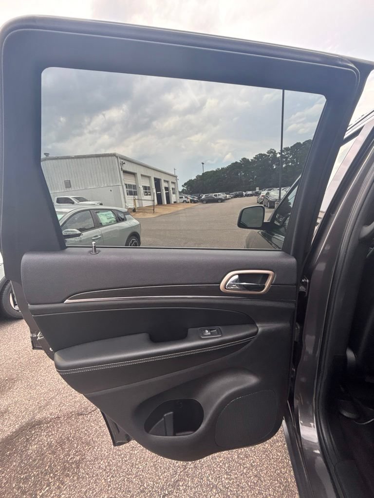 Used 2017 Jeep Grand Cherokee Limited AWD/4WD image 16