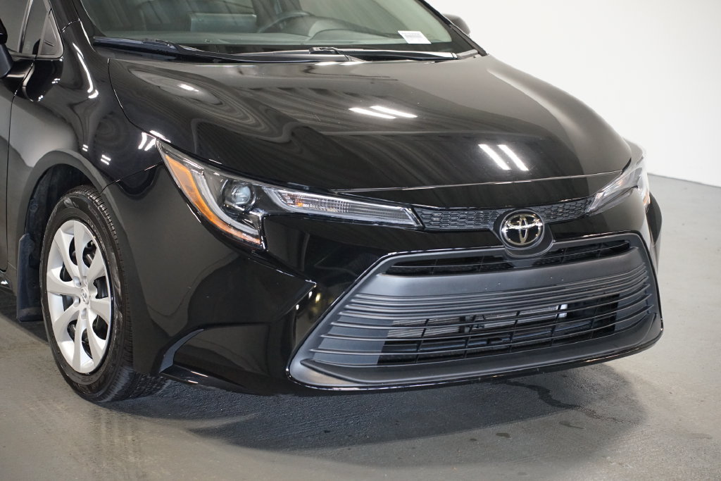 Certified 2025 Toyota Corolla LE FWD image 4