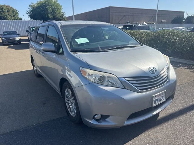 Used 2015 Toyota Sienna XLE w/ XLE Navigation Package FWD image 4