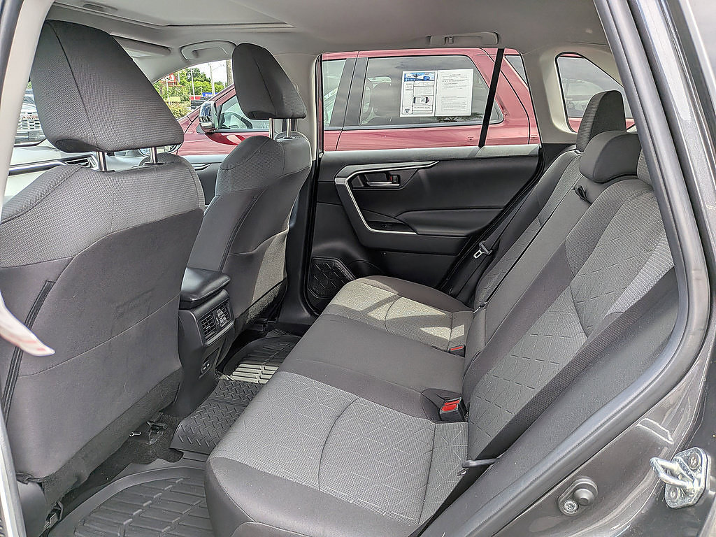 Used 2022 Toyota RAV4 XLE w/ Convenience Package FWD image 13