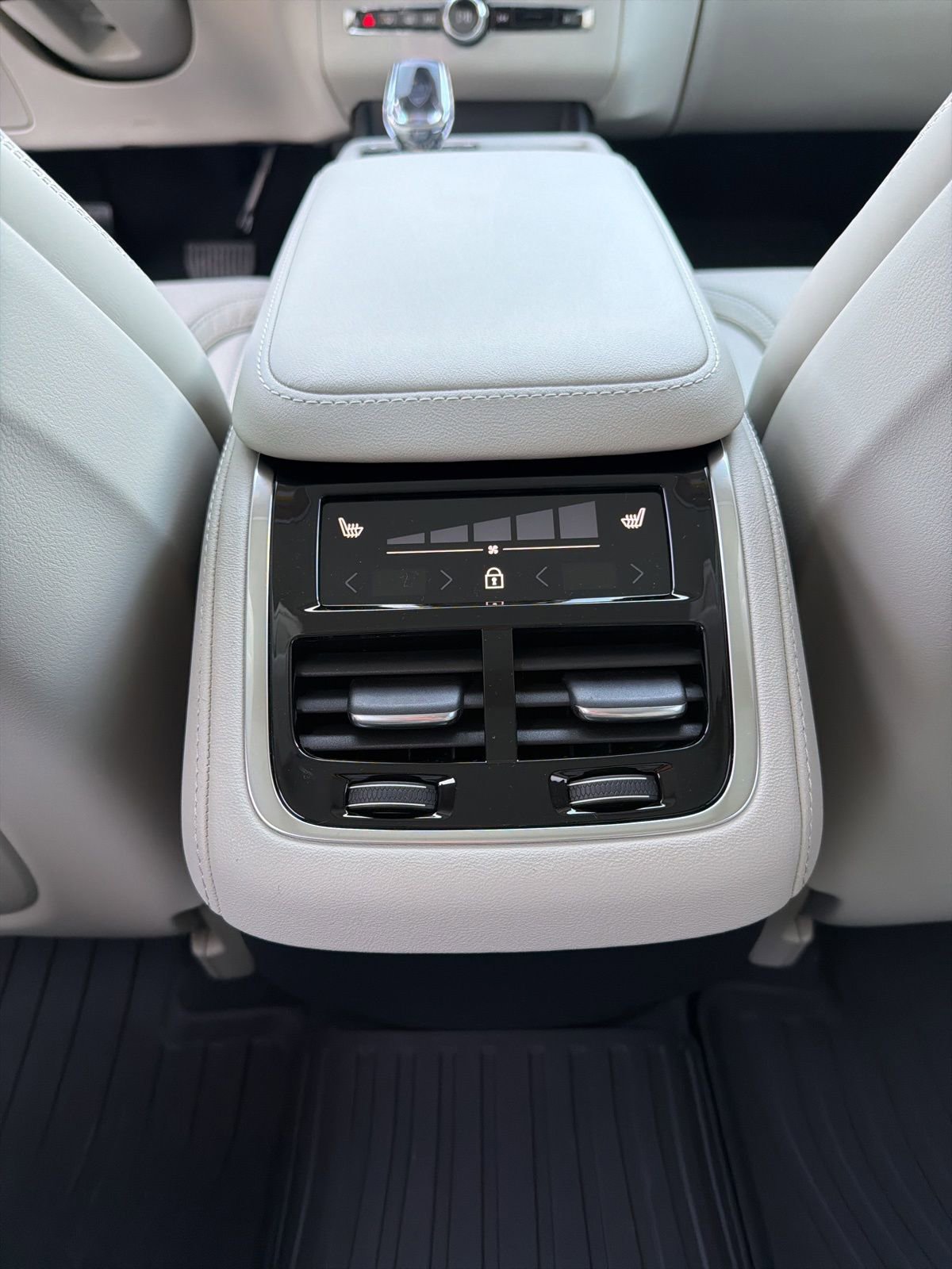 New 2026 Volvo XC90 B6 Ultra w/ Protection Package image 33