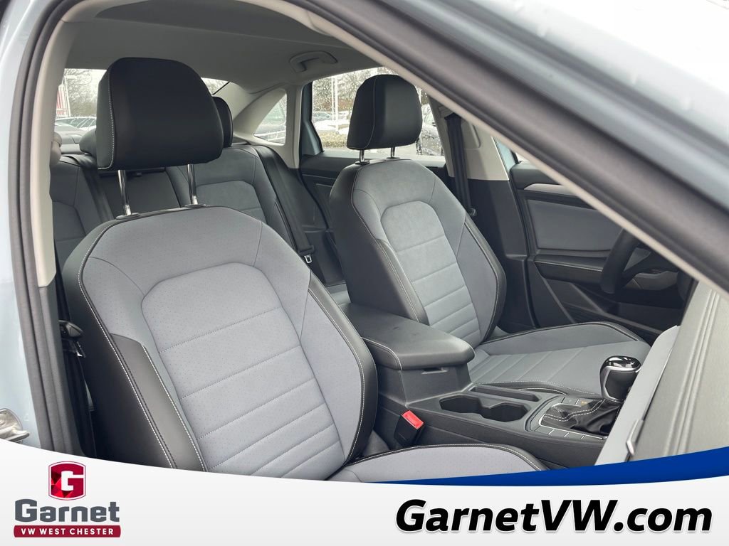 Certified 2025 Volkswagen Jetta SE w/ Sunroof Package image 33