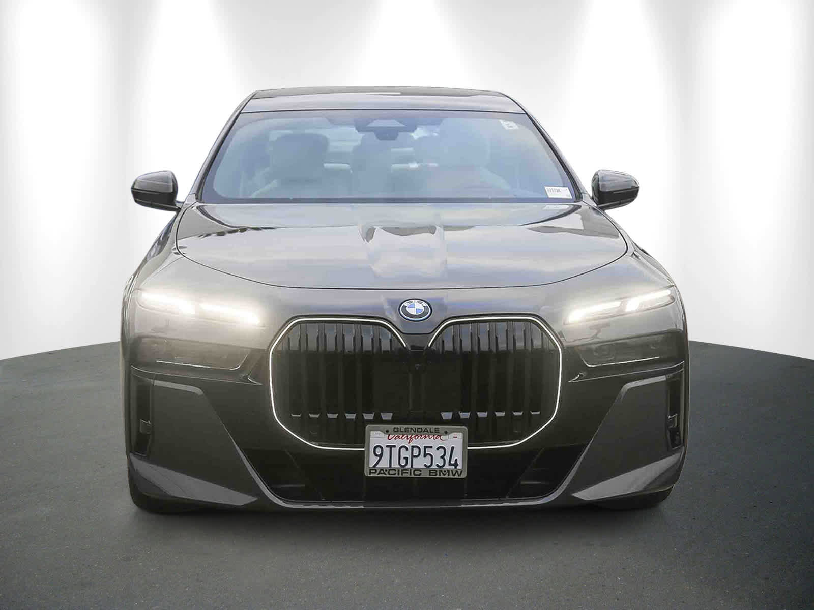 Used 2025 BMW 750e xDrive w/ Premium Package image 2