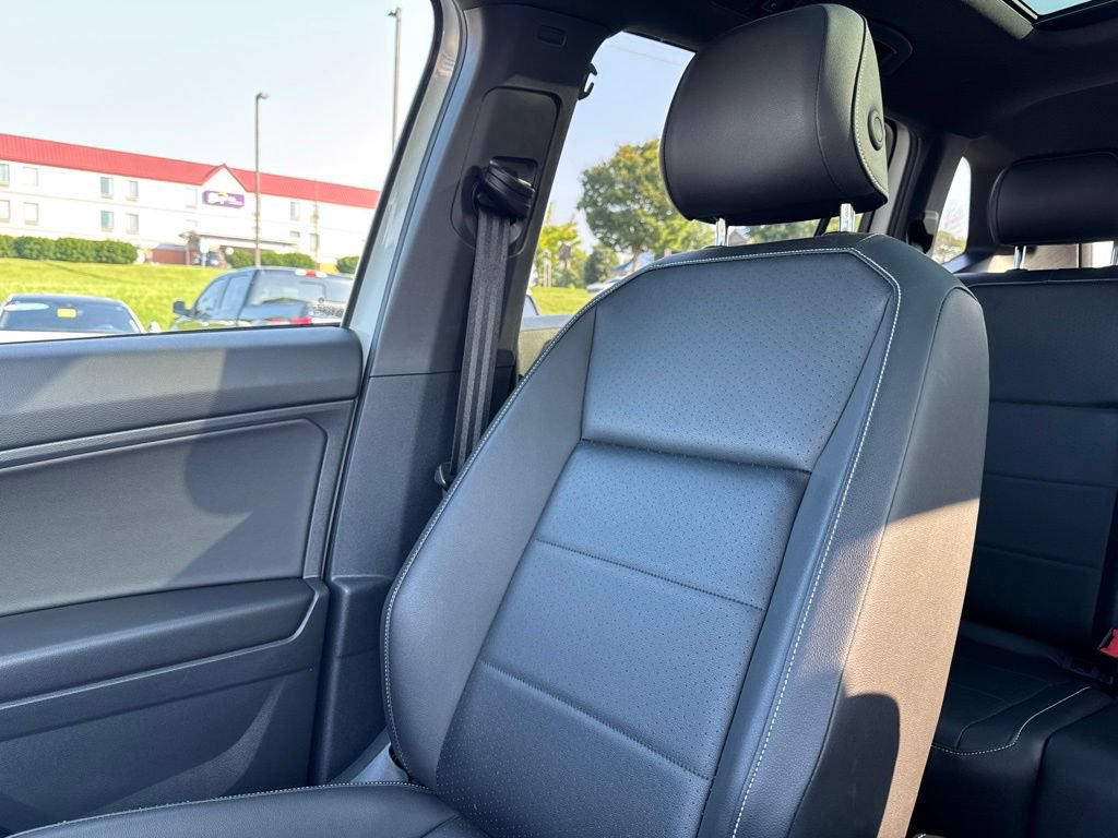 Used 2021 Volkswagen Tiguan SE R-Line AWD/4WD image 22