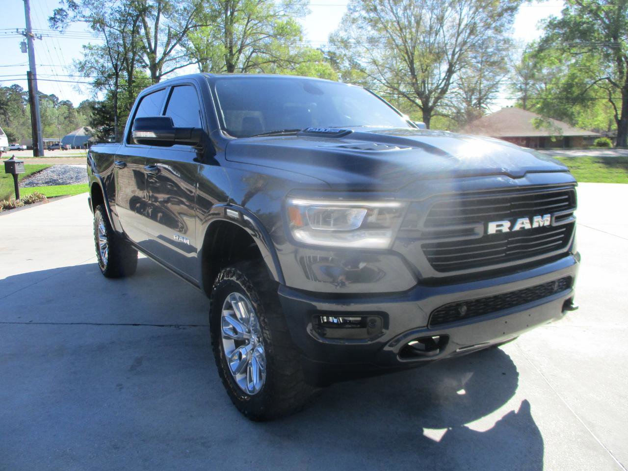 Used 2019 RAM 1500 Laramie w/ Sport Appearance Package AWD/4WD image 11