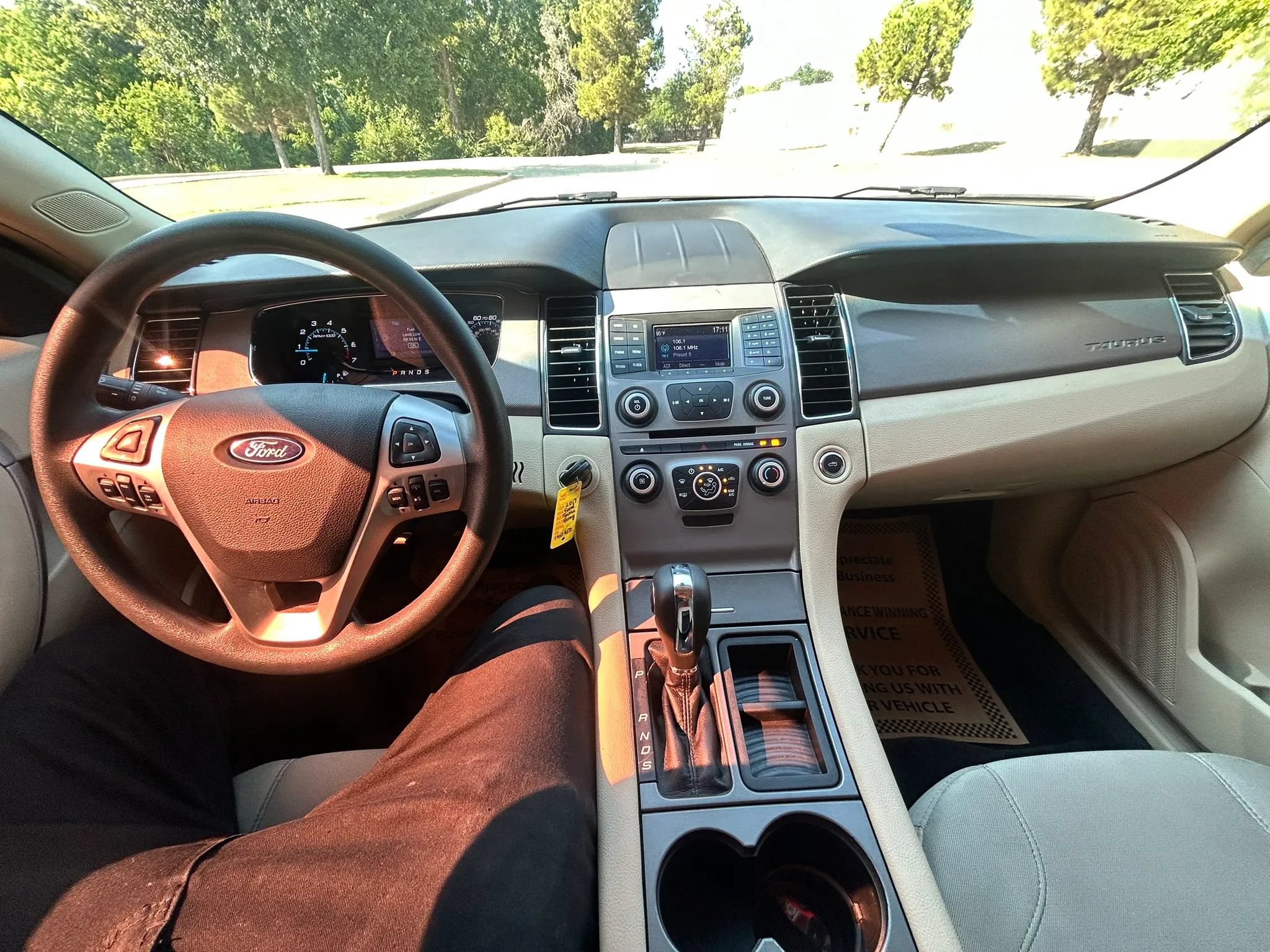 Used 2017 Ford Taurus SE FWD image 16