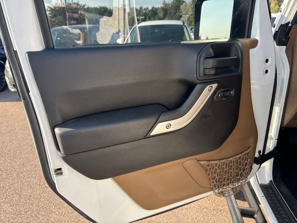 Used 2013 Jeep Wrangler Unlimited Sahara w/ Connectivity Group AWD/4WD image 10
