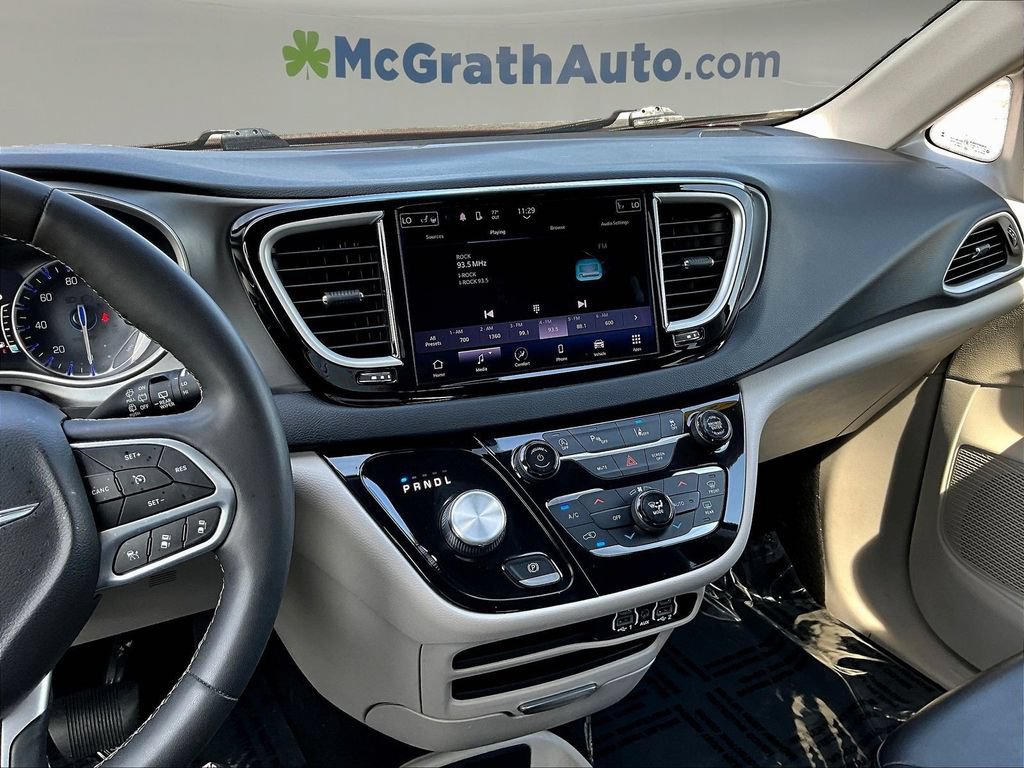 Used 2023 Chrysler Pacifica Touring-L FWD image 11