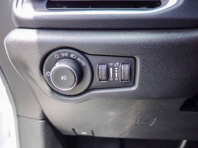 Used 2025 Chrysler Pacifica Limited FWD image 16