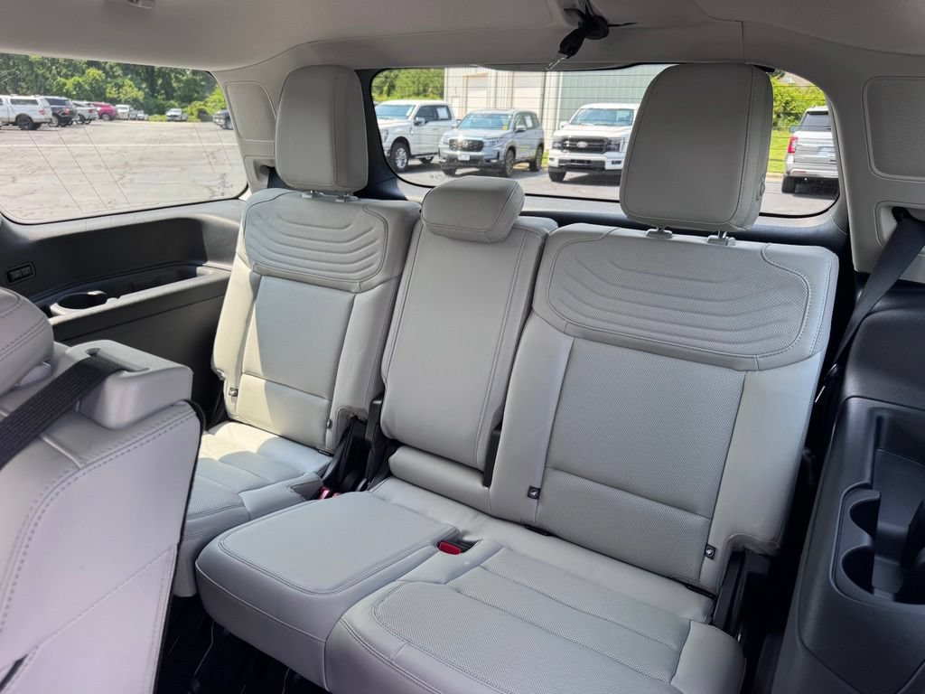 Used 2025 Ford Expedition Platinum w/ Platinum Ultimate Package AWD/4WD image 35