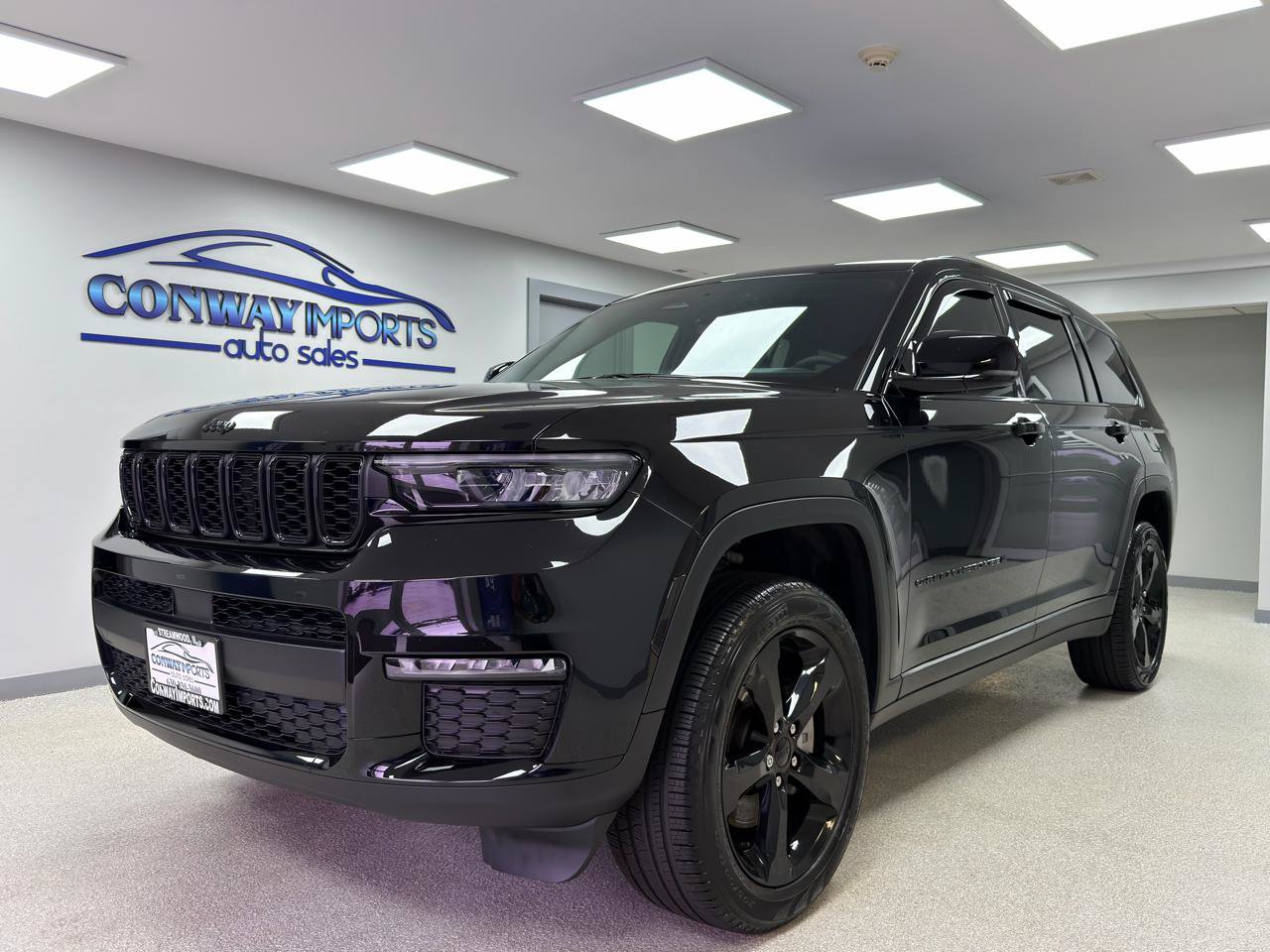 Used 2025 Jeep Grand Cherokee L Limited w/ Black Appearance Package AWD/4WD image 1