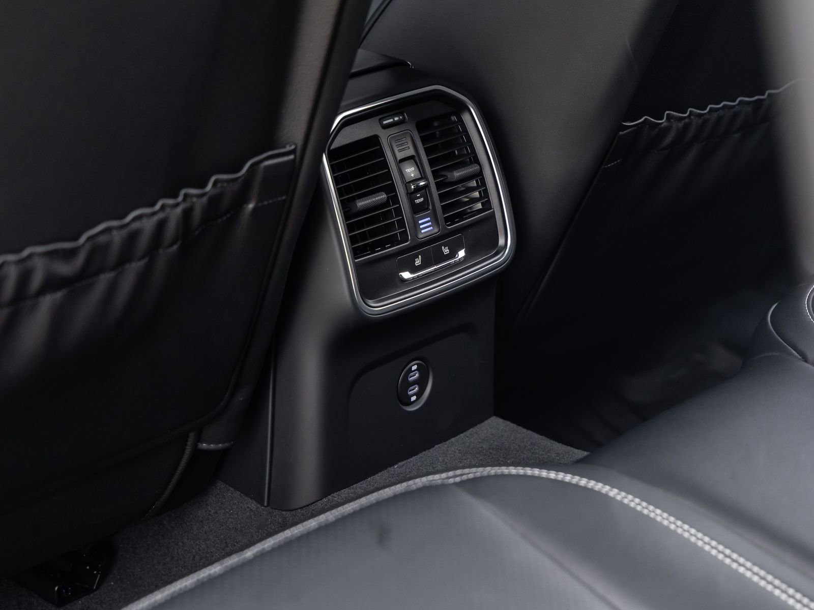 Certified 2025 Porsche Macan image 38