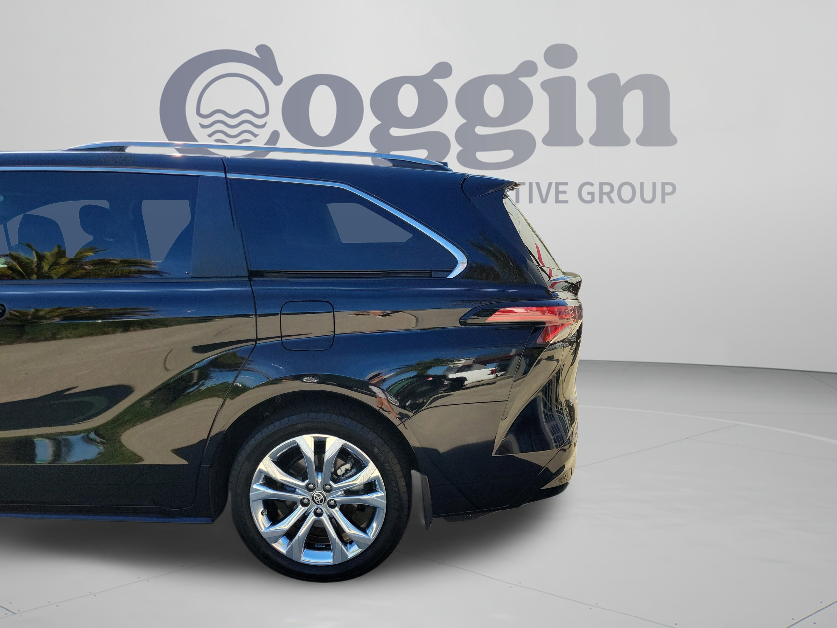 Certified 2024 Toyota Sienna Platinum FWD image 31