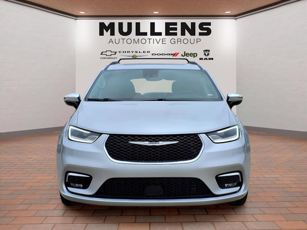 Used 2023 Chrysler Pacifica Limited FWD image 2